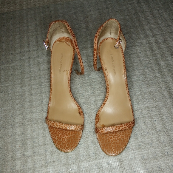 Women's banana republic tan/nude cheetah print strappy heels - Picture 4 of 15